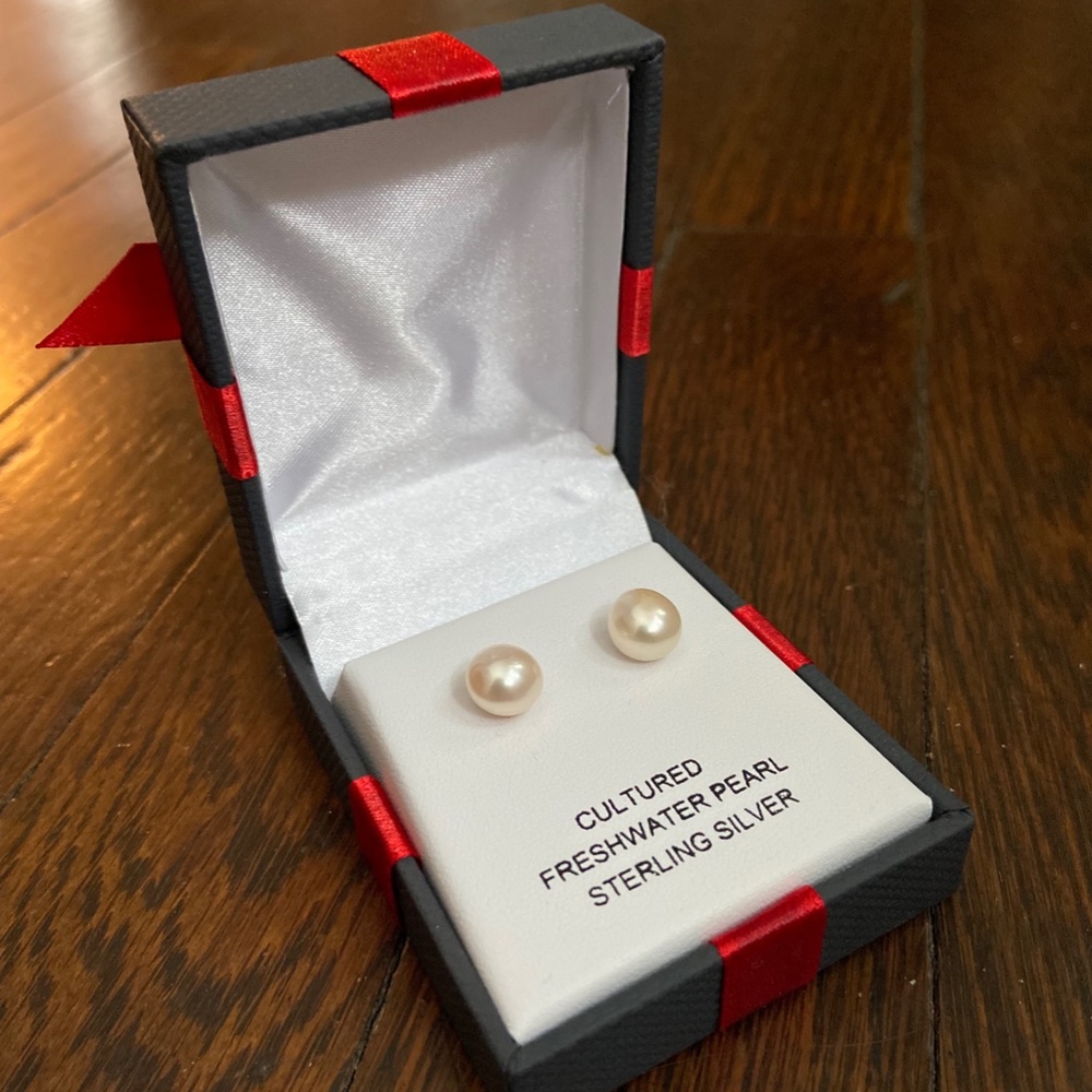 🎁 NEW IN BOX 🎁 pearl earrings